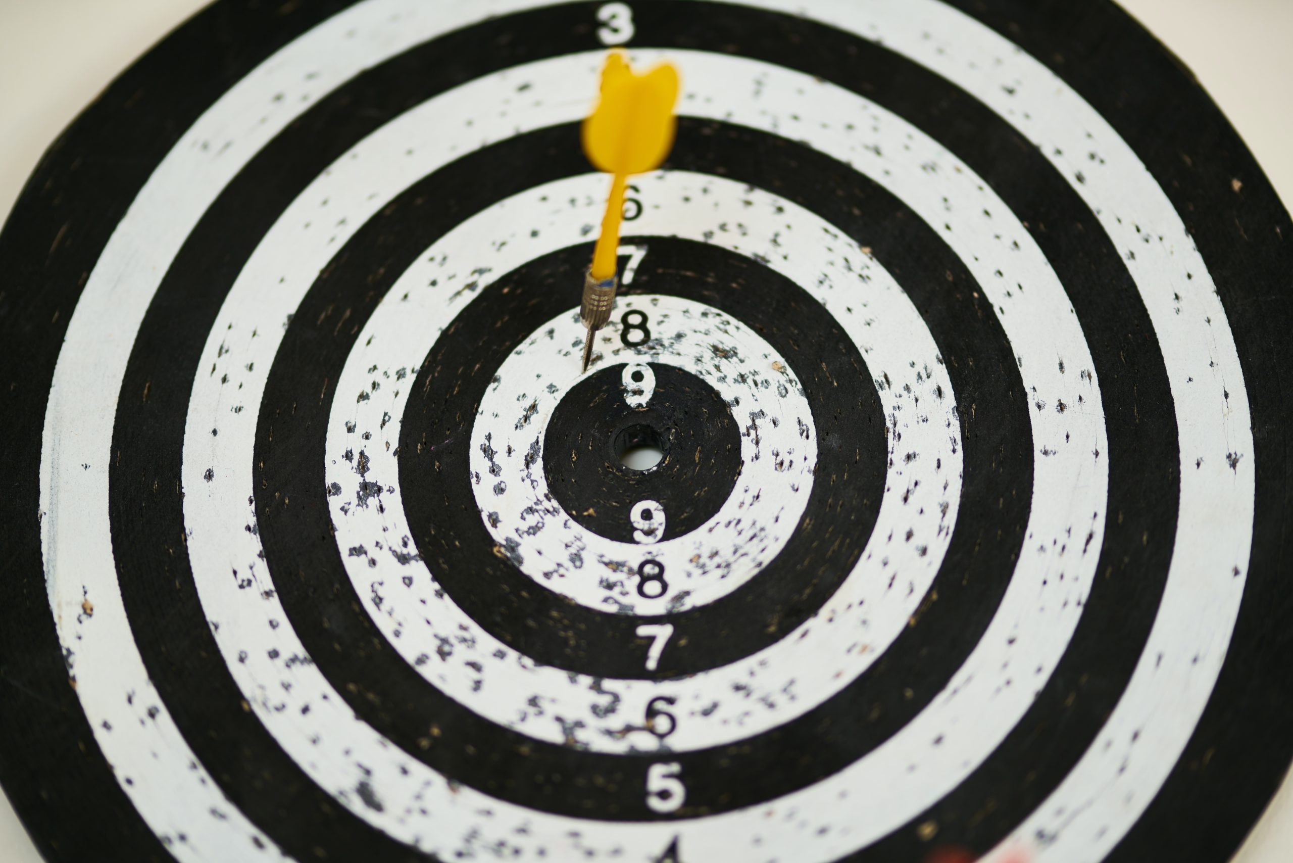 black-and-white-dartboard-1552617