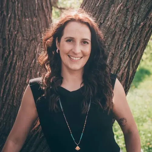 Profilbild von Copywriterin Anne Hofmann, Expertin für nachhaltige Werbetexte und grüne Botschaften.