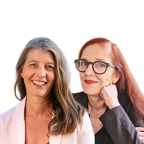 Die Gründerinnen Corinna Konopka und Petra Sommerfeld lächeln in die Kamera für ihr gemeinsames Mind und Tech Mentoring für Solopreneurinnen.